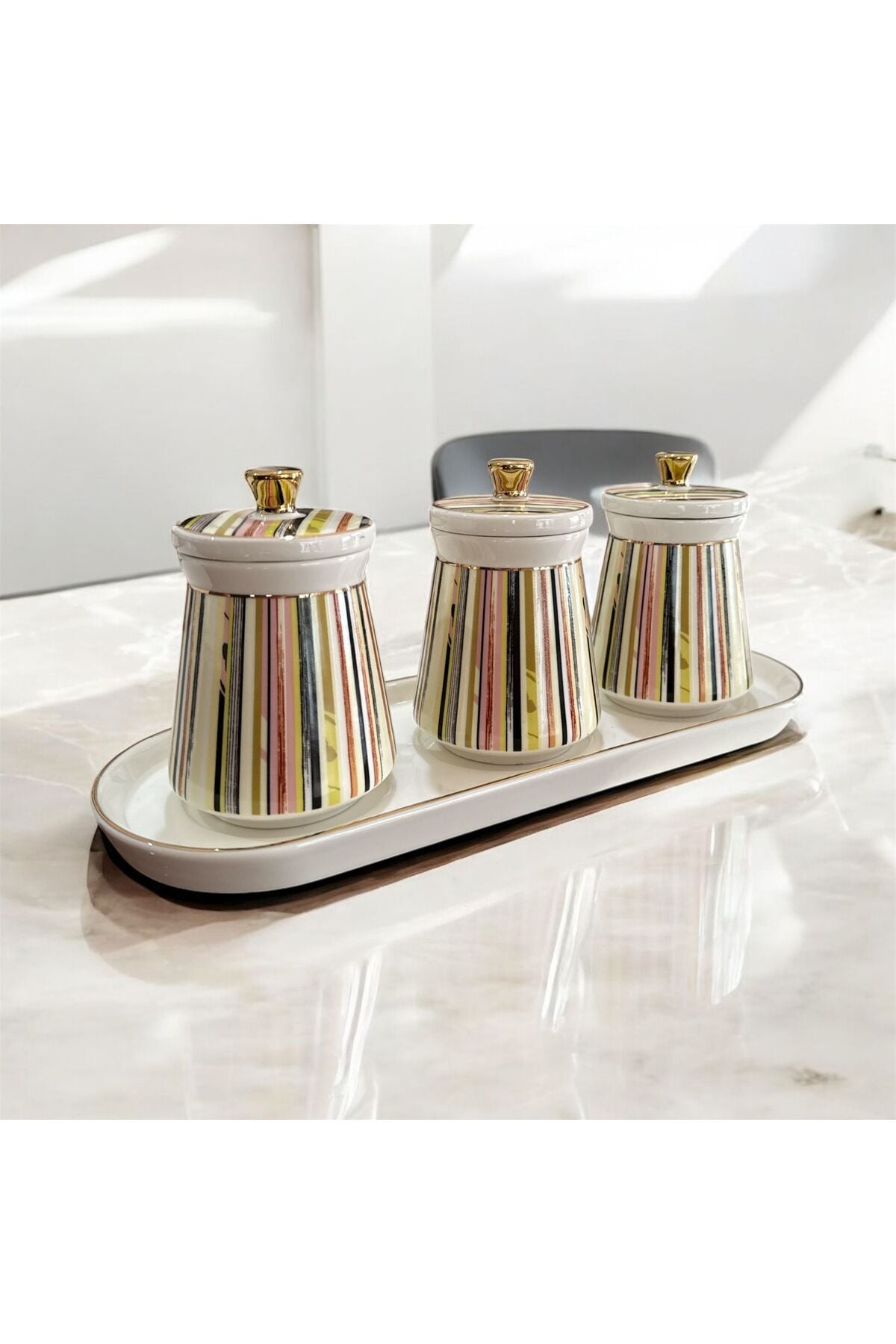Altın Kalpli Standlı Kapaklı Renkli Çizgili Porselen Saklama Kabı