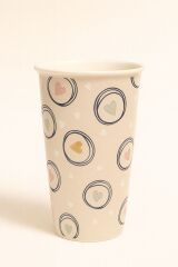 Kalpli Desenli Krem Porselen Kupa – 400 ml, Şık ve Dayanıklı Tasarım