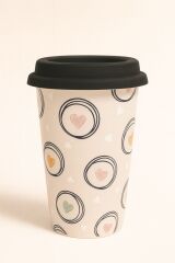 Kalpli Desenli Krem Porselen Kupa – 400 ml, Şık ve Dayanıklı Tasarım